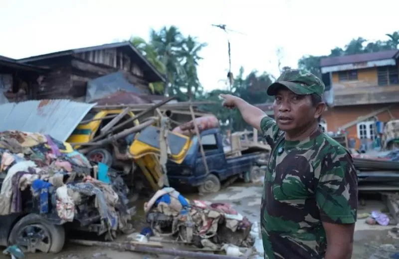 Anggota TNI Sendirian Berenang Selamatkan 20 Warga Tamiang saat Banjir. (Istimewa).