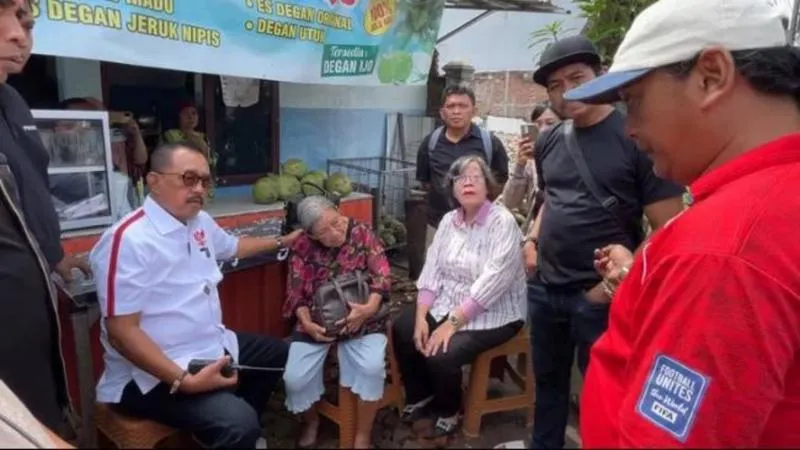 Wakil Wali Kota Surabaya Armuji (kiri) melakukan sidak atas kasus viral seorang nenek asal Surabaya, Elina (80) yang rumahnya dirobohkan secara paksa, Rabu (25/12/2025). (Sumber: KOMPAS.com/AZWA SAFRINA)