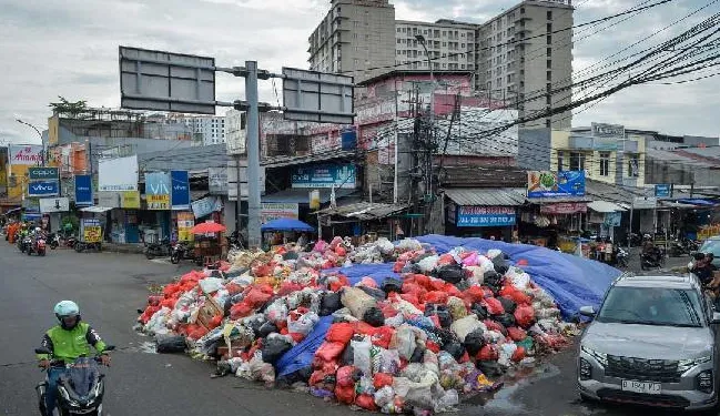Ilustrasi: Gunungan sampah di Tangerang Selatan. (Tempo via Tren Media)