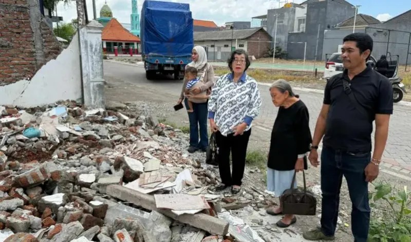 Nenek Elina Widjajanti (dua dari kanan) lansia wanita 80 tahun saat melihat rumahnya yang sudah rata dengan tanah di kawasan Dukuh Kuwukan No.27 RT.005 RW.006, Kelurahan Lontar, Surabaya. (Suara Surabaya)