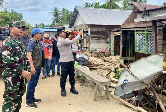 Bupati Balangan Abdul Hadi (kedua kiri) didampingi Kapolres Balangan AKBP Yulianor Abdi dan Dandim 1001/HSU-Balangan Letkol Inf Endra Retno Erowanto meninjau lokasi banjir pascasurut di Kecamatan Tebing Tinggi, Kabupaten Balangan, Kalimantan Selatan, Minggu (28/12/2025). (Antaranews)