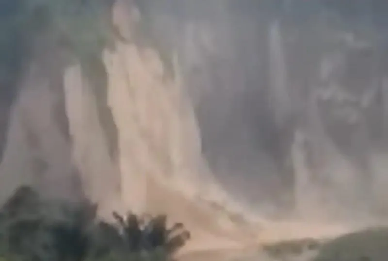 Tebing Ngarai Sianok Agam Longsor 120 Meter, Apakah Ada Korban. (Istimewa).
