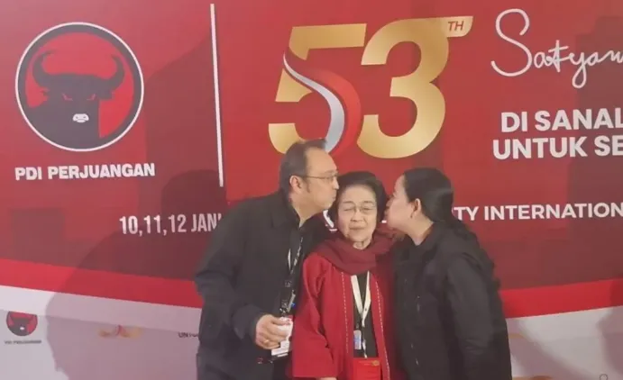 Ketua Umum DPP PDIP Megawati Soekarnoputri (tengah) dicium Ketua DPP PDIP Prananda Prabowo (kanan) dan Ketua DPR RI Puan Maharani (kiri) saat Rakernas I 2026 PDIP di Ancol, Jakarta, Minggu (11/1/2025). (Antara)