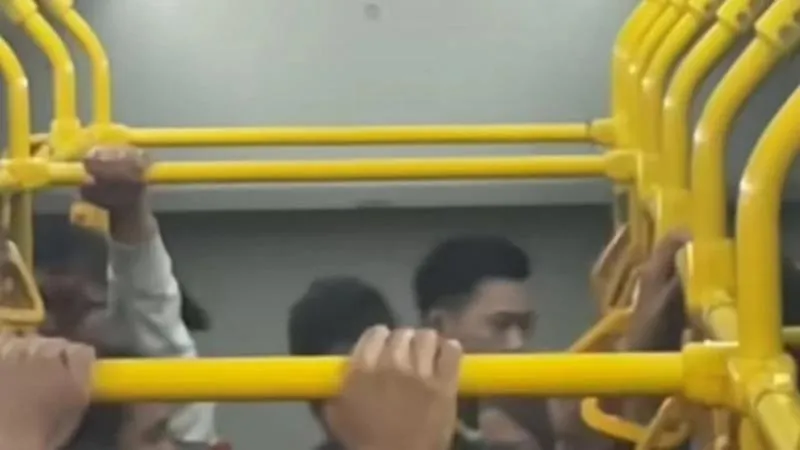 Bikin Heboh, Penumpang Masturbasi di TransJakarta Diserahkan ke Polisi. (Istimewa).
