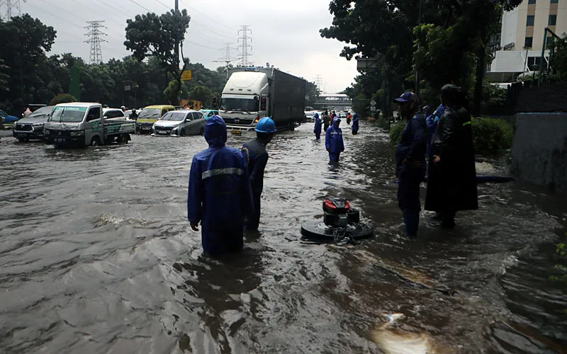Sejumlah ruas jalan di Jakarta masih terendam banjir akibat hujan deras yang mengguyur sejak pagi tadi, Kamis (22/1/2025) Salah satu lokasi terdampak paling serius adalah Jalan DI Panjaitan, Cawang, Jakarta Timur. Banjir setinggi 70 cm di wilayah ini membuat arus lalu lintas nyaris lumpuh total. Robinsar Nainggolan