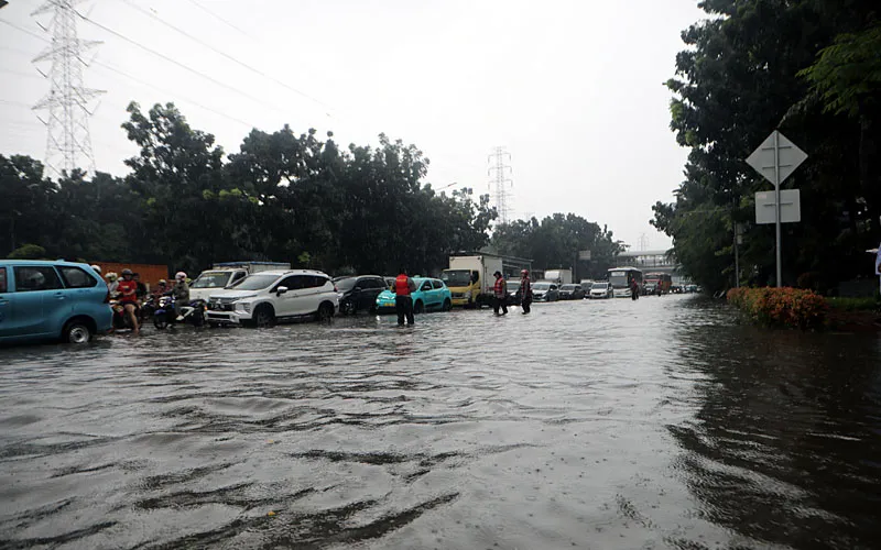 Sejumlah ruas jalan di Jakarta masih terendam banjir akibat hujan deras yang mengguyur sejak pagi tadi, Kamis (22/1/2025) Salah satu lokasi terdampak paling serius adalah Jalan DI Panjaitan, Cawang, Jakarta Timur. Banjir setinggi 70 cm di wilayah ini membuat arus lalu lintas nyaris lumpuh total. Robinsar Nainggolan