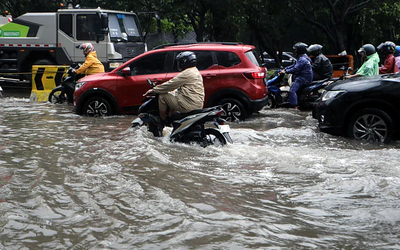 Sejumlah ruas jalan di Jakarta masih terendam banjir akibat hujan deras yang mengguyur sejak pagi tadi, Kamis (22/1/2025) Salah satu lokasi terdampak paling serius adalah Jalan DI Panjaitan, Cawang, Jakarta Timur. Banjir setinggi 70 cm di wilayah ini membuat arus lalu lintas nyaris lumpuh total. Robinsar Nainggolan