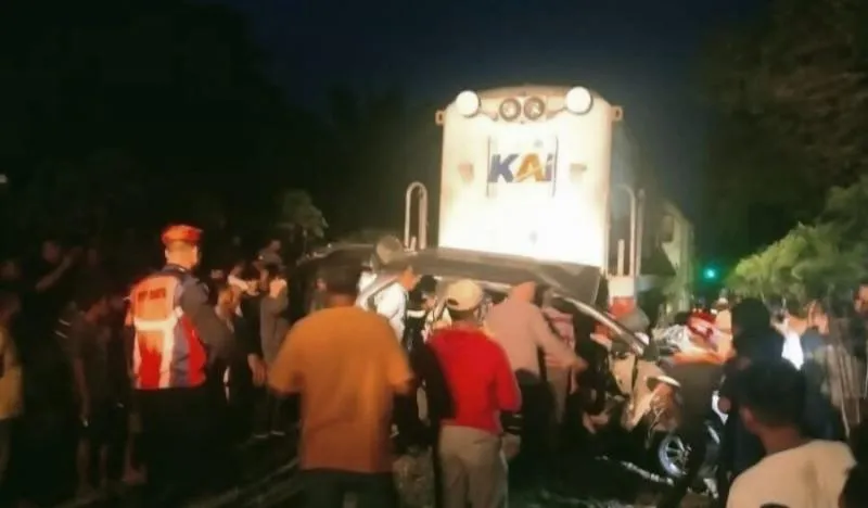 Ilustrasi tabrakan kereta. 8 Orang Tewas Akibat Kereta Api Tabrak Minibus di Tebingtinggi Sumut. (Istimewa).