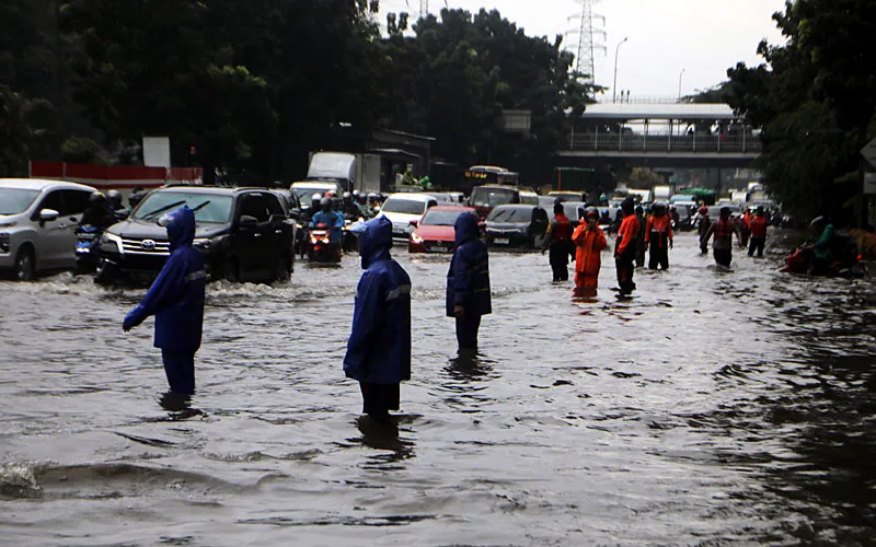Sejumlah ruas jalan di Jakarta masih terendam banjir akibat hujan deras yang mengguyur sejak pagi tadi, Kamis (22/1/2025) Salah satu lokasi terdampak paling serius adalah Jalan DI Panjaitan, Cawang, Jakarta Timur. Banjir setinggi 70 cm di wilayah ini membuat arus lalu lintas nyaris lumpuh total. Robinsar Nainggolan