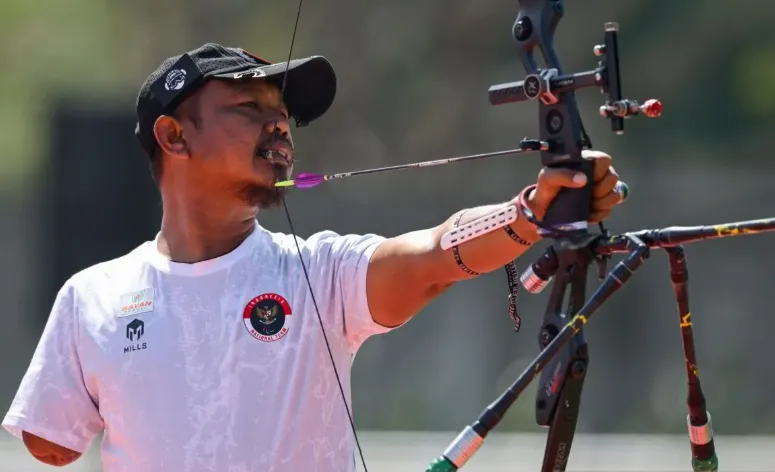 Atlet panahan Indonesia Kholidin membidik sasaran saat melawan atlet panahan Malaysia Muhammad Azaruddin dan Suresh Selvatamby pada final recurve ganda putra terbuka ASEAN Para Games 2025 Thailand di Wongchavalitkul University, Nakhon Ratchasima, Thailand, Jumat (23/1/2026). (Antara)