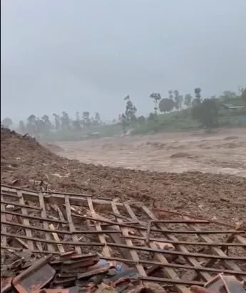 ⁹Bencana longsor menerjang kawasan permukiman warga di Kampung Babakan, Desa Pasirlangu, Kecamatan Cisarua, Kabupaten Bandung Barat, Jawa Barat, Sabtu dini hari, 24 Januari 2026. (Foto: Tangkapan Layar Media Sosial)  Artikel ini sudah tayang di www.bitvonline.com pada 24 Januari 2026 pukul 15.07 WIB Judul artikel: Longsor Cisarua Bandung Barat: 5 Korban Tewas, 89 Warga Diduga Tertimbun Link Artikel: https://www.bitvonline.com/nasional/57034/longsor-cisarua-bandung-barat-5-korban-tewas-89-warga