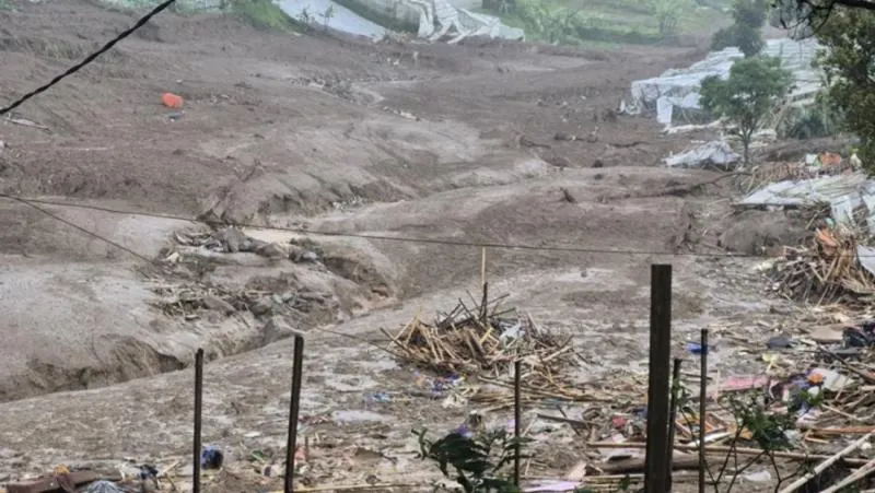 Evakuasi Longsor Cisarua Terhambat Cuaca Ekstrem, 400 Warga Mengungsi. (Istimewa).