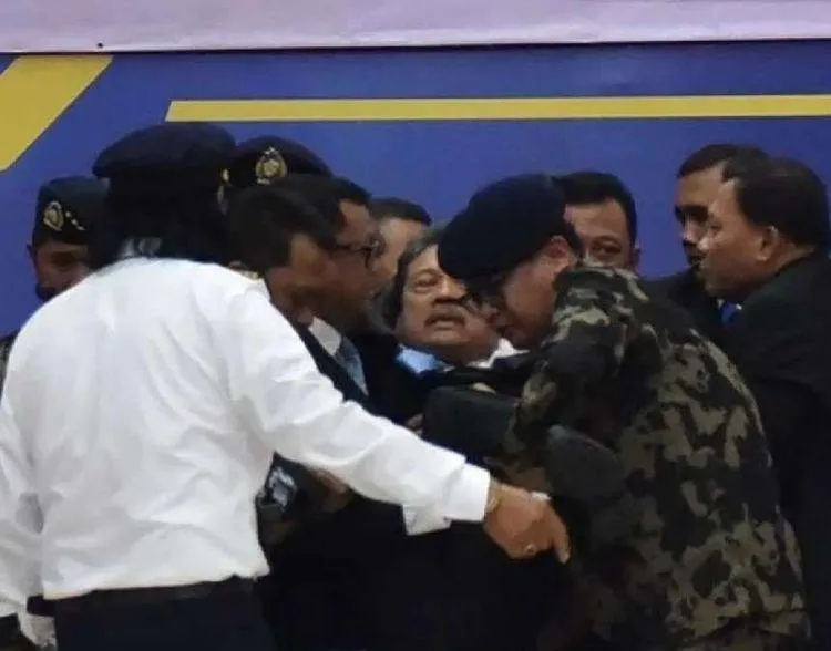 Saat Lepas Jenazah Korban Kecelakaan Pesawat ATR, Menteri KKP Pingsan. (Tangkapan Layar Youtube Kementerian KKP).