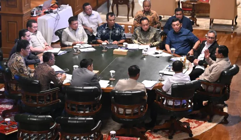 Presiden Prabowo Subianto menggelar pertemuan dengan sejumlah anggota Kabinet Merah Putih di kediamannya di Hambalang, Bogor, Jawa Barat, Minggu (25/01/2026). (Setneg)