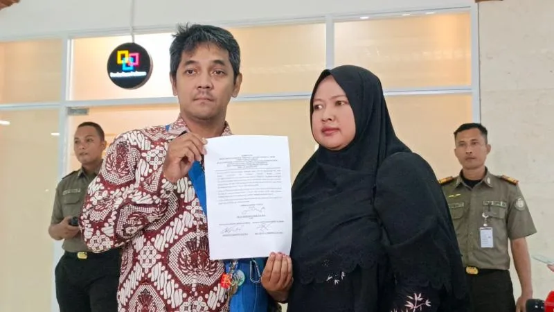 Hogi Minaya dan istri Arsita Minaya di Gedung DPR, Rabu, 28 Januari 2026. (RMOL/Sarah Alifia Suryadi)