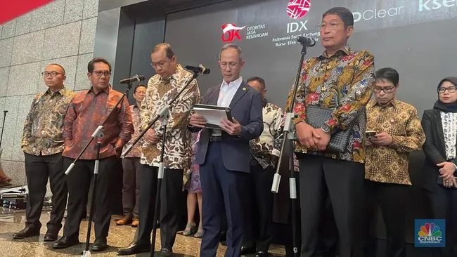 Foto: Ketua Dewan Komisioner Otoritas Jasa Keuangan (OJK), Mahendra Siregar saat memberikan keterangan pers OJK di Main Hall Bursa Efek Indonesia, Jakarta, Kamis (29/1/2026). (CNBC Indonesia/Romys Binekasri) 
