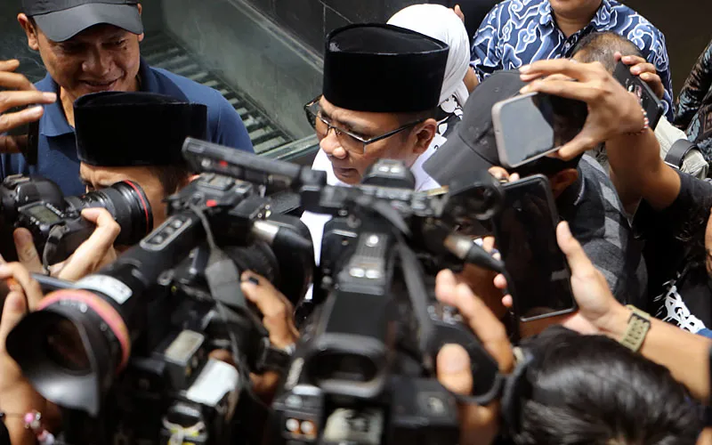 Eks Menteri Agama Yaqut Cholil Qoumas telah menjalani pemeriksaan di KPK terkait kasus dugaan korupsi kuota haji. Yaqut belum ditahan KPK, Jumat (30/1/2026), Yaqut diperiksa penyidik KPK hampir lima jam lamanya. Yaqut tiba sekitar pukul 13.16 WIB, kemudian keluar dari gedung KPK pukul 17.43 WIB. Robinsar Nainggolan
