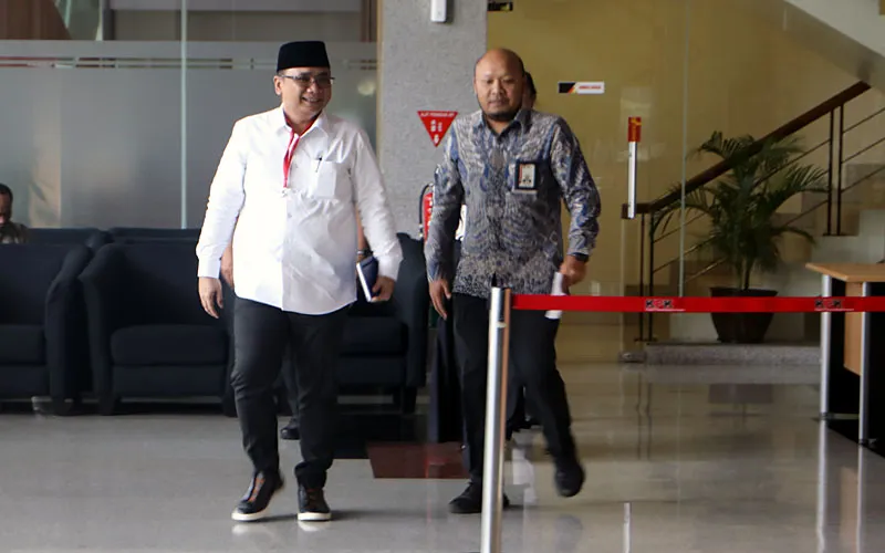 Eks Menteri Agama Yaqut Cholil Qoumas telah menjalani pemeriksaan di KPK terkait kasus dugaan korupsi kuota haji. Yaqut belum ditahan KPK, Jumat (30/1/2026), Yaqut diperiksa penyidik KPK hampir lima jam lamanya. Yaqut tiba sekitar pukul 13.16 WIB, kemudian keluar dari gedung KPK pukul 17.43 WIB. Robinsar Nainggolan