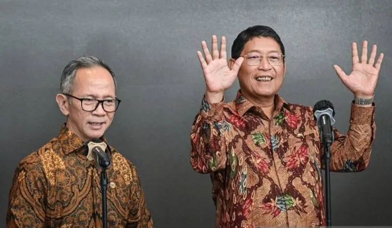 Ketua Dewan Komisioner OJK Mahendra Siregar (kiri) dan Kepala Eksekutif Pengawas Pasar Modal, Keuangan Derivatif dan Bursa Karbon OJK Inarno Djajadi (kanan).(Antara)