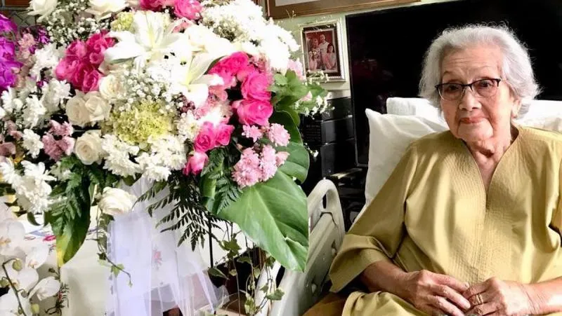 Kabar Duka, Eyang Meri Istri Jenderal Hoegeng Wafat di Usia 100 Tahun. (detik.com).