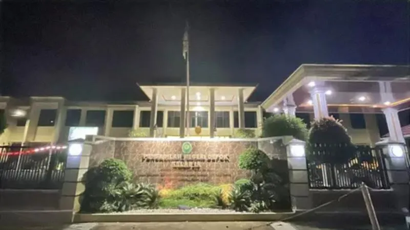 Pengadilan Negeri (PN) Depok Kelas IA tampak lengang seusai operasi tangkap tangan (OTT) yang dilakukan Komisi Pemberantasan Korupsi (KPK) pada Kamis, 5 Februari 2026 malam. Pantauan di lokasi menunjukkan suasana gedung pengadilan berbeda dari hari-hari biasanya. (Beritasatu.com/Fahri Ali)