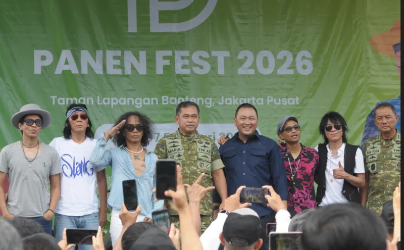 KASAD Jenderal Maruli Simanjuntak didampingi Amir Firmansyah, PU Panen News, bersama personil Slank di acara Panen Fest 2026, Sabtu (7/2). (LnJ)