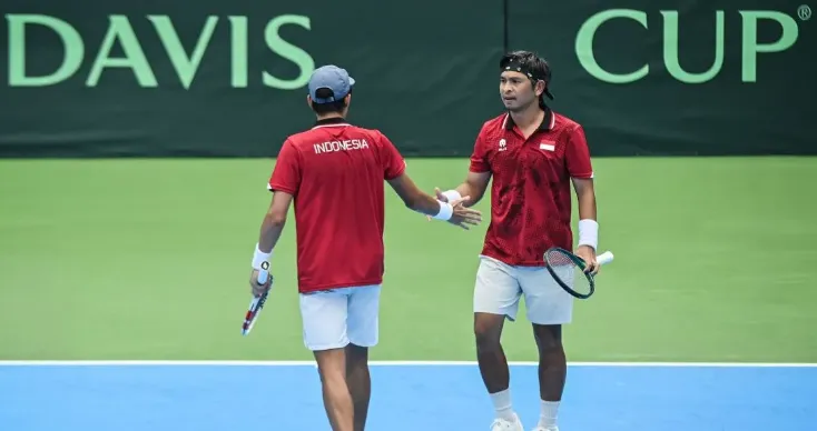 Petenis ganda putra Indonesia Justin Barki (kanan) dan Christopher Rungkat (kiri) berselebrasi usai mengalahkan petenis ganda putra Togo Kwami Stanislas Dussey dan Jean Paul Kadangah Killi pada babak playoff Grup Dunia II Piala Davis 2026 di Tenis Center Court Gelora Bung Karno, Jakarta, Minggu (8/2/2026). (Antara)