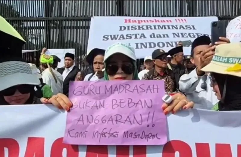 Kepung Gedung DPR, Guru Madrasah Tuntut Kesetaraan dalam Seleksi ASN. (Sindonews).