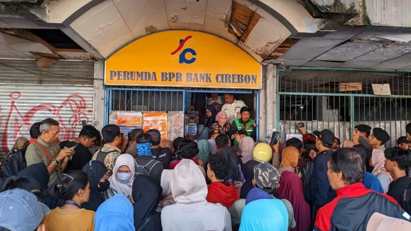 Ratusan Nasabah Kepung Kantor Bank Cirebon Usai Izin Usaha Dicabut OJK. (Cirebon Bribin).