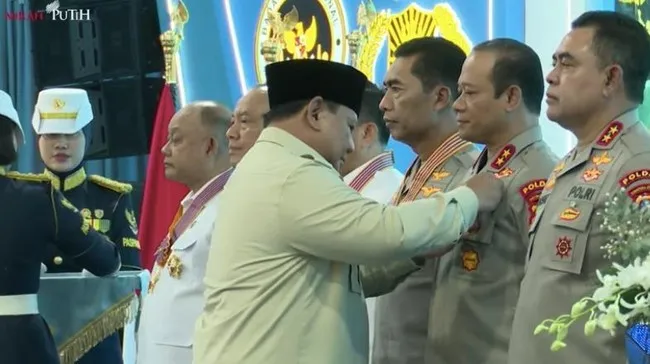 Kepala BGN, Wakapolri-Irwasum Dianugerahkan Bintang Jasa oleh Prabowo. (Tangkapan Layar Youtuber).