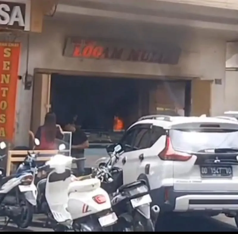 Toko emas dibakar emak-emak (Rastranews.id)