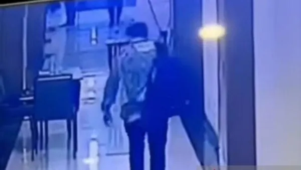 Tangkapan rekaman CCTV terduga pelaku pencurian di hotel bintang 5 di Jakarta. (Dok. Antara) 