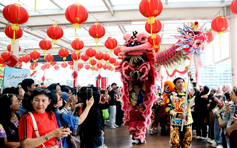 Menyemarakkan perayaan Tahun Baru Imlek 2577 Kongzili, Ruang transportasi publik pun disulap menjadi titik perayaan budaya bagi warga Ibu Kota. Pertunjukan barongsai dan lion dance yang digelar di Halte Bundaran HI, Menteng, Jakarta Pusat, Senin (16/2/2026). Puncak perayaan digelar melalui pertunjukan seni budaya di Halte Bundaran HI Astra pada 15–17 Februari 2026, mulai pukul 15.30 hingga 17.00 WIB. Robinsar Nainggolan