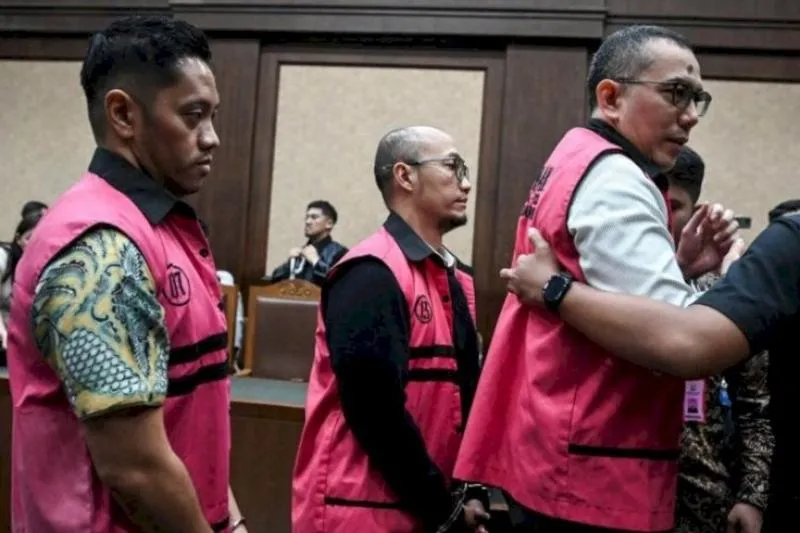 Terdakwa kasus dugaan korupsi tata kelola minyak mentah dan produk kilang Yoki Firnandi (kanan), Agus Purwono (kiri), dan Sani Dinar Saifuddin (tengah) mengikuti sidang pembacaan tuntutan di Pengadilan Tipikor, Jakarta, Jumat (13/2/2026). /Antara/Polindo