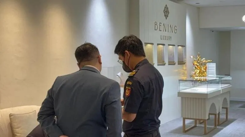 Foto: Direktorat Jenderal Bea Cukai Kantor Wilayah Jakarta serta Direktorat Jenderal Pajak Kantor Jakarta Utara menyegel Toko Bening Luxury Pluit, Penjaringan, Jakarta Utara pada Jumat (20/2/2026). (Dok. Direktorat Jenderal Bea Cukai)