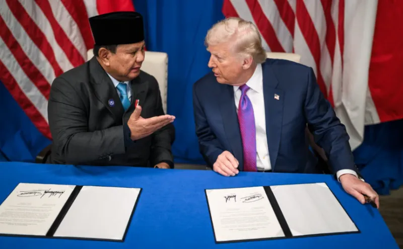 Presiden RI Prabowo Subianto dan Presiden Amerika Serikat Donald Trump menandatangani perjanjian perdagangan bersejarah di Washington, D.C., Amerika Serikat, pada Kamis, 19 Februari 2026. (White House via Setkab) 