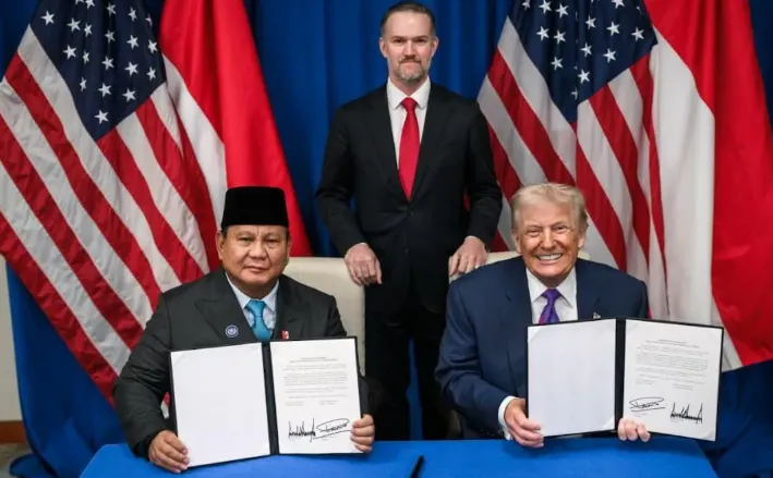 Presiden RI Prabowo Subianto (kiri) dan Presiden Amerika Serikat Donald Trump (kanan) mendatangani perjanjian perdagangan timbal balik di Washington DC, Amerika Serikat, Kamis (19/2/2026). (SetkabRI)