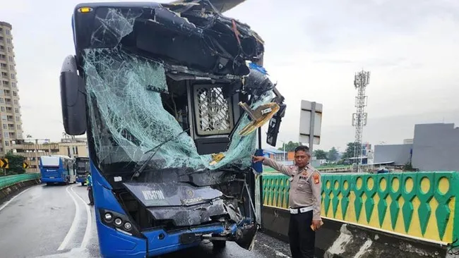 Kecelakaan bus trans Jakarta (Korlantas)