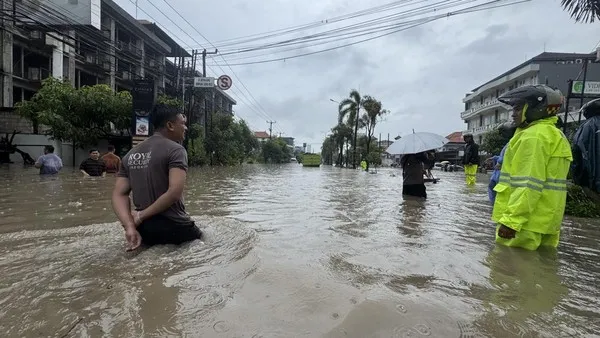 Ilustrasi. Banjir di sekitar Simpang Dewa Ruci, Badung, Bali. (I Nyoman Adhisthaya Sawitra/detikBali)