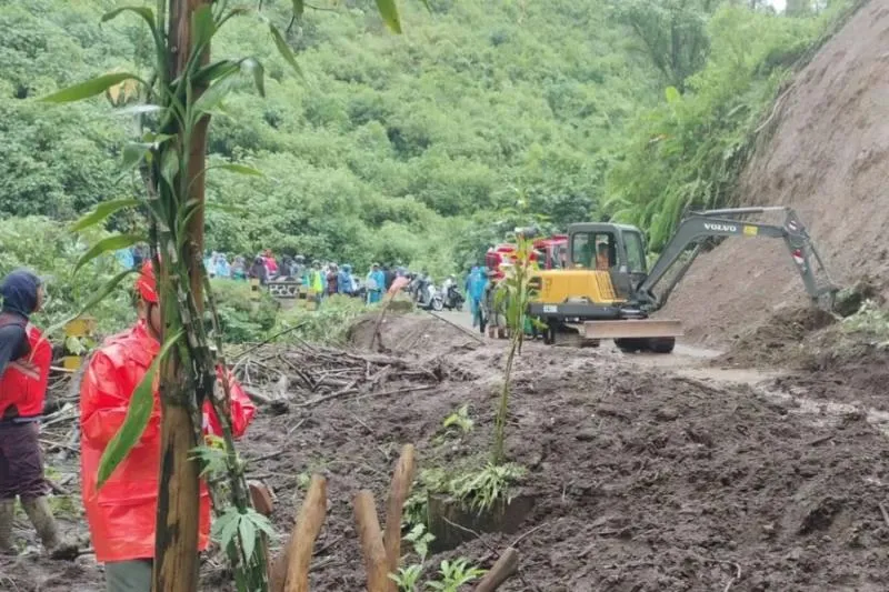 Sejumlah Kendaraan Tertimbun Akibat Terjangan Longsor di Kawasan Bromo. (Istimewa).