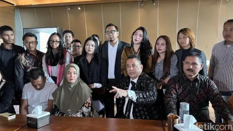 Audiensi di DPR, Orang Tua ABK Fandi Sea Dragon Ditemani Hotman Paris. (detik).