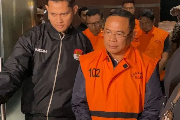 Bupati Pati Sudewo memakai rompi oranye atau tahanan usai ditetapkan sebagai tersangka atas kasus dugaan pemerasan pengisian jabatan perangkat desa di lingkungan Kabupaten Pati, Selasa (20/1/2026).(KOMPAS.com/BAHARUDIN AL FARISI)