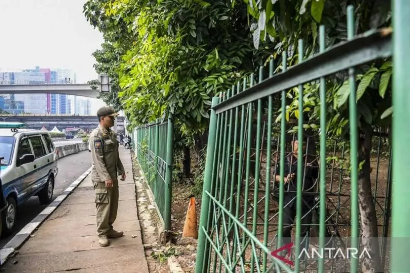 Petugas Satpol PP melakukan patroli di hutan kota UKI, Cawang, Jakarta, Rabu (26/7/2023). ANTARA FOTO/Galih Pradipta/nym/am.
