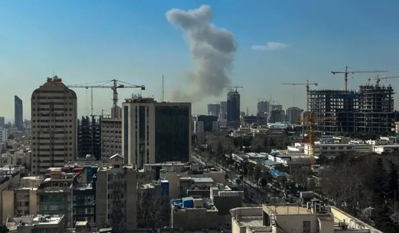 Suasana salah satu sudut Kota Teheran setelah Israel melancarkan serangan terbaru pada Sabtu (28/2) waktu setempat. (AFP via Detik)