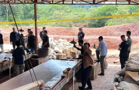 Direktorat Tindak Pidana Tertentu (Dittipidter) Bareskrim Polri bersama Polda Kepulauan Bangka Belitung membongkar pengelolaan pasir timah secara ilegal di Desa Mayang Kecamatan Kelapa Kampit Kabupaten Belitung Timur, Sabtu (28/2/2026). (Humas Polda Babel)