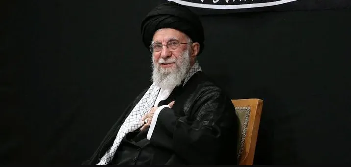 Pemimpin Tertinggi Iran Ayatollah Ali Khamenei menghadiri upacara untuk memperingati Asyura, hari paling suci dalam kalender Muslim Syiah, di Teheran, Iran, 5 Juli 2025. (Detik via REUTERS/Office of the Iranian Supreme Leader)