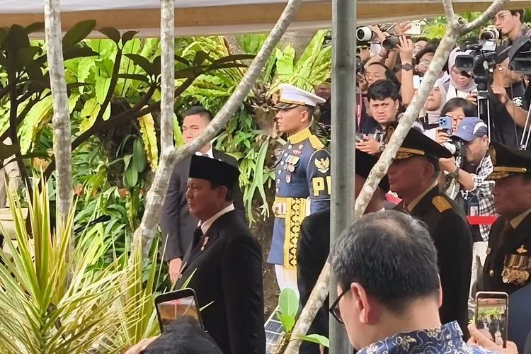 Presiden RI Prabowo Subianto menjadi inspektur upacara pemakaman almarhum Wakil Presiden (Wapres) ke-6 Republik Indonesia Try Sutrisno di Taman Makam Pahlawan (TMP) Kalibata, Jakarta Selatan, Senin (2/3/2026) siang.(KOMPAS.com/Rahel Narda)
