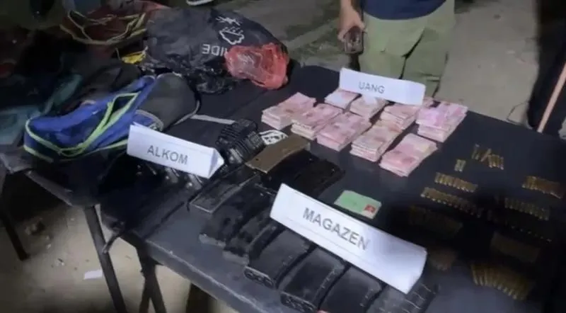 Satgas Rebut Markas KKB di Nabire, 561 Amunisi-Uang Rp79,9 Juta Disita. (kompas.id).