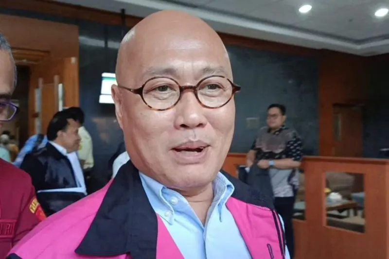 Pengacara sekaligus terdakwa kasus suap hakim, Ariyanto Bakri ditemui usai sidang di Pengadilan Tipikor pada Pengadilan Negeri Jakarta Pusat, Rabu (24/12/2025). (Shela Octavia)