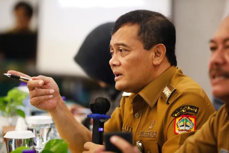 Gubernur Jawa Tengah, Ahmad Luthfi menyatakan terus memperkuat kolaborasi dengan berbagai instansi guna menekan inflasi di wilayahnya. Gubernur Jawa Tengah, Ahmad Luthfi menyatakan terus memperkuat kolaborasi dengan berbagai instansi guna menekan inflasi di wilayahnya.